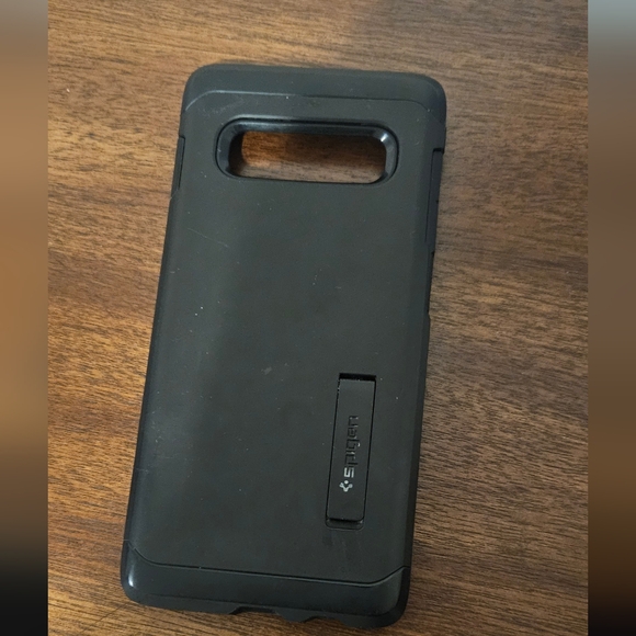 Spigen case with kickstand - Picture 2 of 5